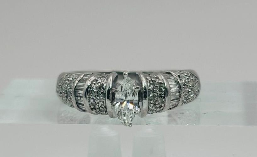 Bague 53 Bague en or blanc, diamant Marquise et pavé de diamants. 58 Facettes 50207