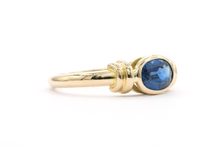 Bague 52 Bague contemporaine en or jaune sertie d'un saphir 58 Facettes 21648