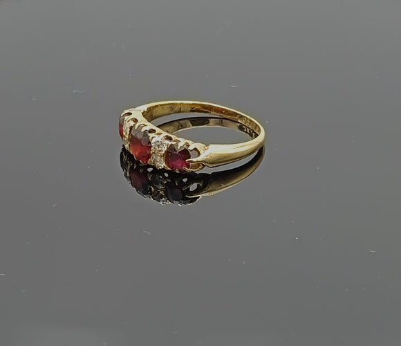 Bague 58 Bague jarretière ancienne en or jaune, sertie de grenats et diamants 58 Facettes