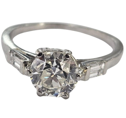 Bague 51 Bague ancienne en platine, vers 1920, sertie d'un diamant taille ancienne de 1,25 carat et de deux diamants baguette. 58 Facettes E42