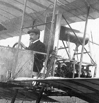 Broche Les Ailes de l'Histoire : Un hommage en diamant à l'aviation belge 58 Facettes 18256-0157