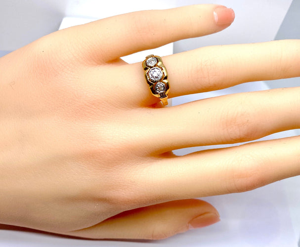 Bague 51 Bague en or jaune 18 carats ornée de 3 diamants 58 Facettes AB545