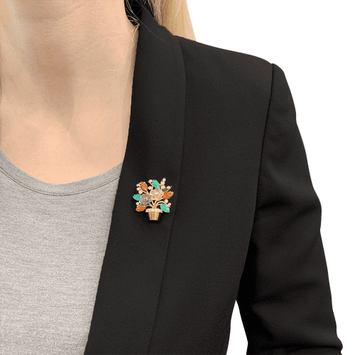 Clip "Fleurs" or jaune, diamants, rubis, pierres de couleur.