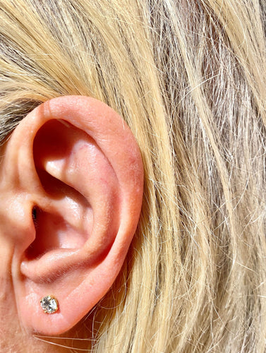 Boucles d’oreilles puces or jaune, diamants