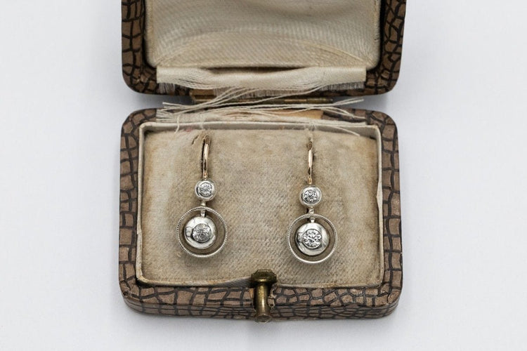 Boucles d'oreilles Boucles d'oreilles pendantes viennoises avec saphirs blancs du début du XXe siècle 58 Facettes 11290