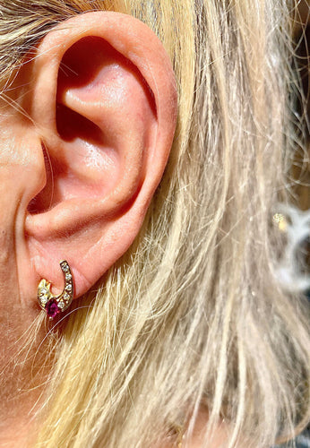 Paire de boucles d’oreilles or jaune et diamants