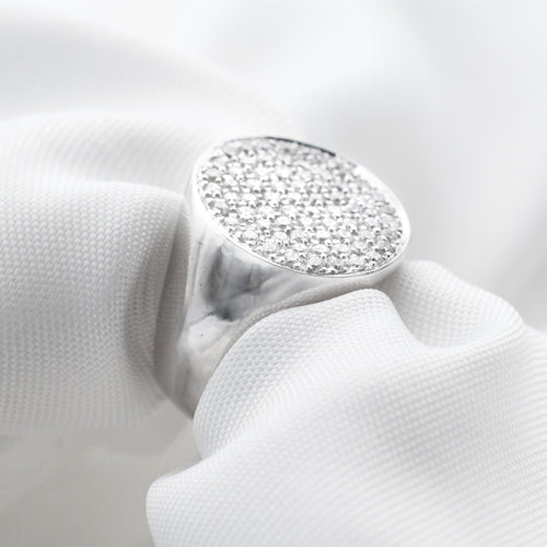 Bague Chevalière en or blanc sertie de diamants pavés 58 Facettes 7242