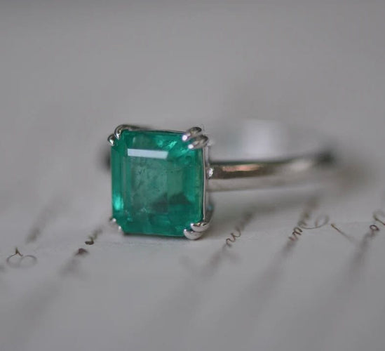 Bague Bague émeraude en or blanc 58 Facettes