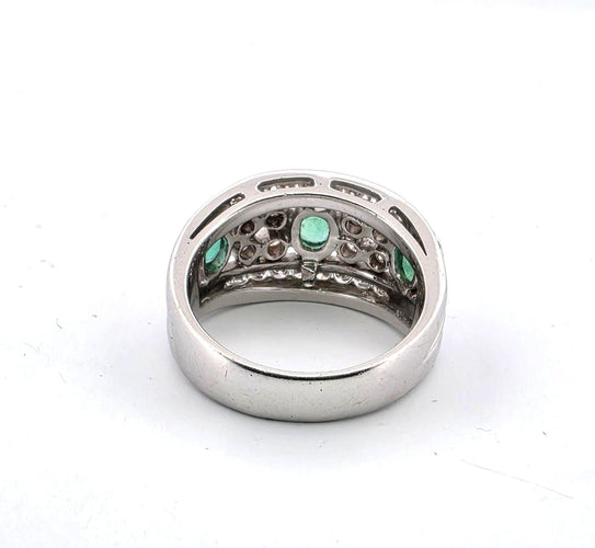 Bague Bague en or blanc des années 1970 avec émeraudes et diamants 58 Facettes