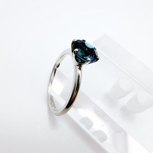 Solitaire en or blanc et topaze centrale, style London blue