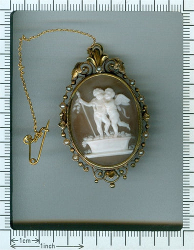 Pendentif Broche/pendentif camée victorien avec médaillon représentant Cupidon et Bacchus foulant des raisins, automne d'après Thorvaldsen 58 Facettes 21130-0149