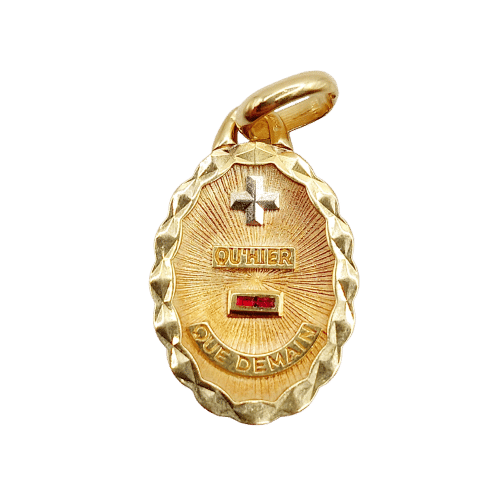 Pendentif AUGIS - Pendentif médaille d'amour or rose ornée de rubis : "+ qu'hier - que demain" (circa 1970) 58 Facettes A06343