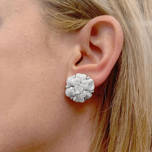 Boucles d'oreilles Boucles d'oreilles Chanel, "Camélia", or blanc, diamants. 58 Facettes 34310