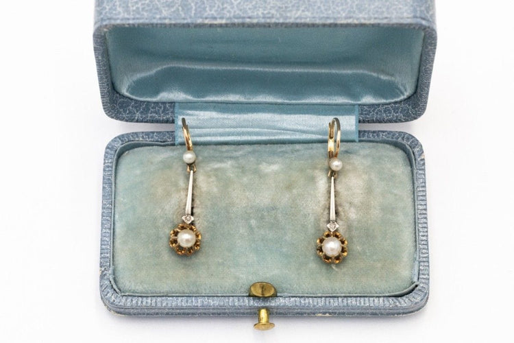 Paire de boucles d'oreilles anciennes avec perles et diamants.