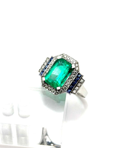 Bague 55 Bague en or blanc sertie d'une émeraude taille octogonale, de diamants et de saphirs. 58 Facettes 50404