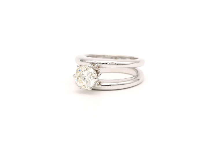 Bague contemporaine en or blanc 18 carats sertie d'un diamant