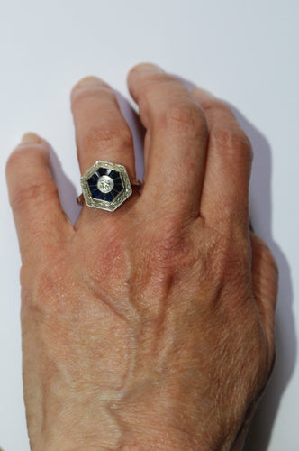 Bague 56 Bague Hexagonale Art Déco en or blanc, diamants et saphirs 58 Facettes 156