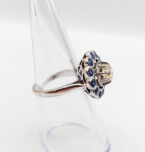 Bague 51.5 Bague marguerite Art Déco or blanc, diamant taille ancienne 0,65 carat et saphirs 58 Facettes A06329