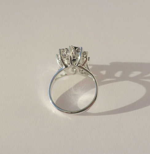 Bague 49 Bague Pompadour ovale en or blanc 18k saphir et diamants 58 Facettes