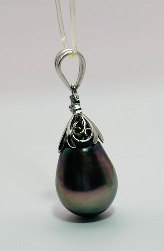 Pendentif Pendentif en or avec une perle de Tahiti en forme de larme 58 Facettes 50183
