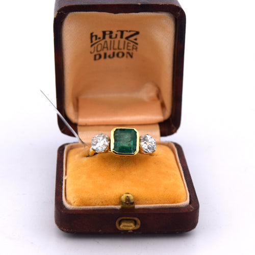 Bague 56 Bague vintage en or jaune 18 carats ornée d'une émeraude et de diamants 58 Facettes
