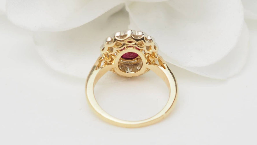 Bague 53 Bague entourage en or jaune, rubis et diamants 58 Facettes 32646
