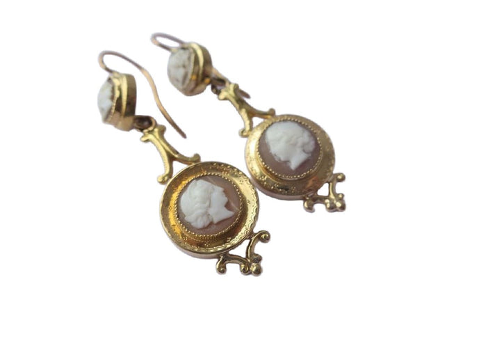 Boucles d'oreilles dormeuses 19e pendantes camées