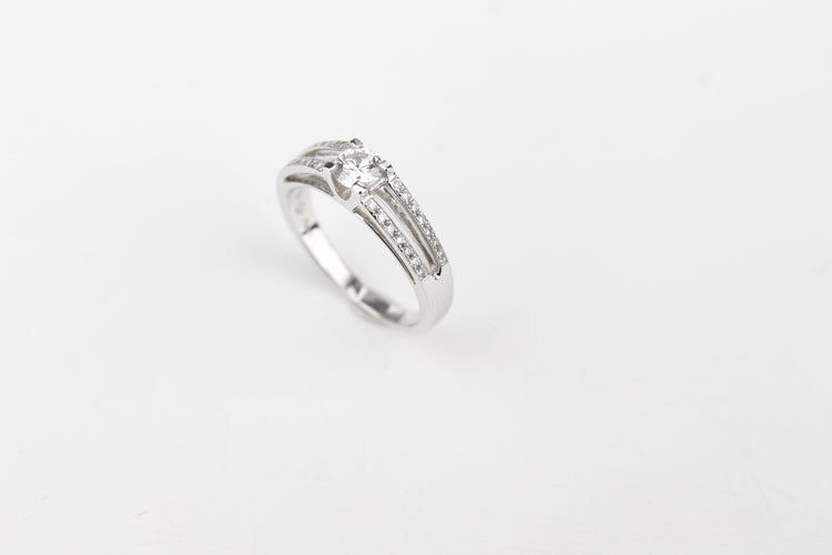 Bague 52 Bague or blanc diamants 58 Facettes