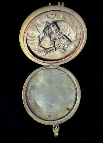 Pendentif Médaillon Art Nouveau en or tricolore et diamants 58 Facettes