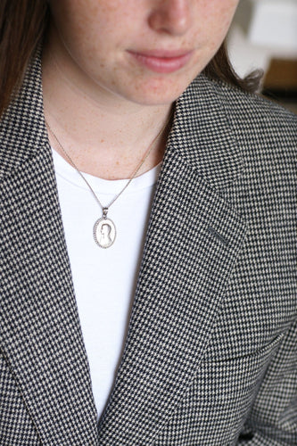 Pendentif Paul Émile Brandt - Pendentif médaille Art Déco ovale en or blanc, nacre et perles 58 Facettes