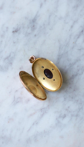 Pendentif Pendentif médaillon ouvrant cabochon grenat et perles fines en or rose 18k 58 Facettes