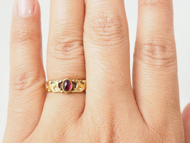 Bague 56 Bague ancienne en or jaune 18 kt avec rubis cabochon 58 Facettes 33630