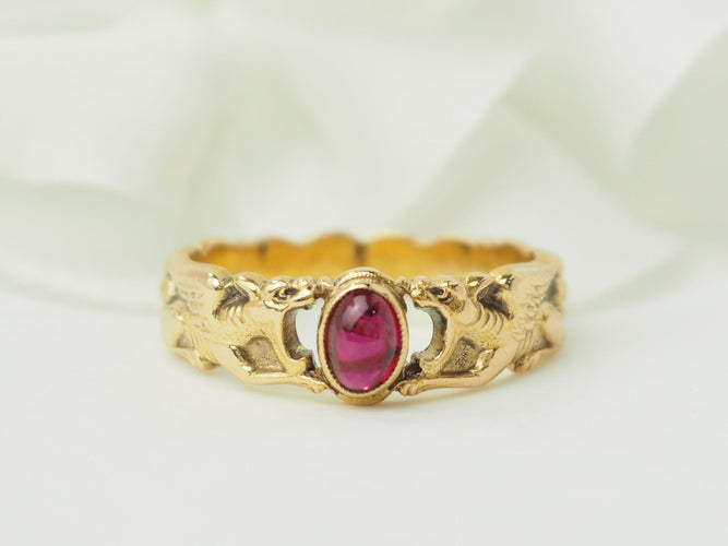 Bague 56 Bague ancienne en or jaune 18 kt avec rubis cabochon 58 Facettes 33630