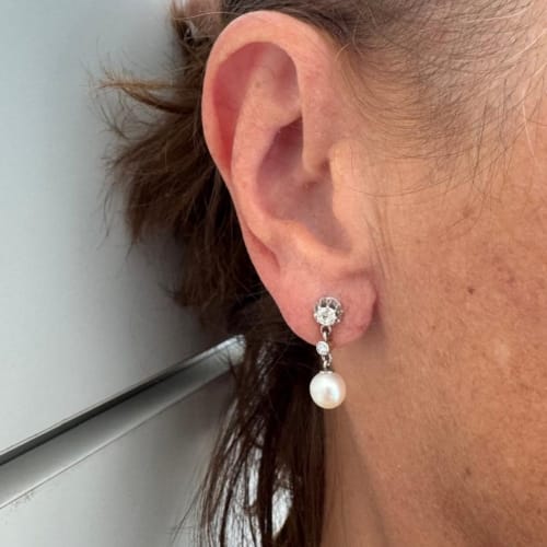 Boucles d'oreilles Boucles d’oreilles pendantes Art déco en or blanc 18 ct, perles et diamants 58 Facettes 23571