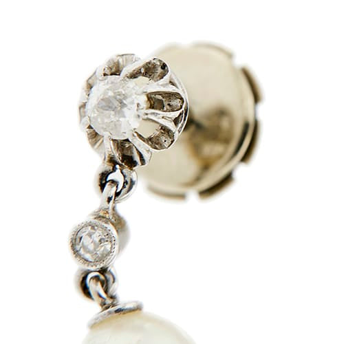Boucles d'oreilles Boucles d’oreilles pendantes Art déco en or blanc 18 ct, perles et diamants 58 Facettes 23571