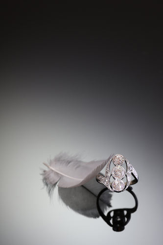 Bague 54 Bague Belle Époque trois diamants en or blanc 18K 58 Facettes 25351-0042