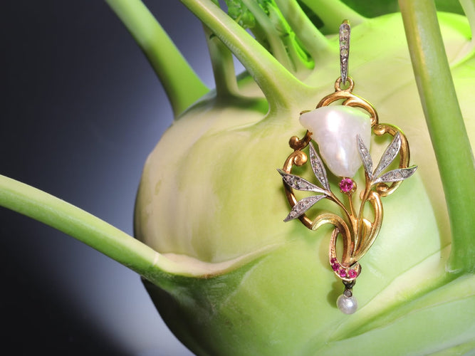 Pendentif Pendentif Art nouveau en or 18K bicolore, perle baroque et rubis 58 Facettes 19063-0047