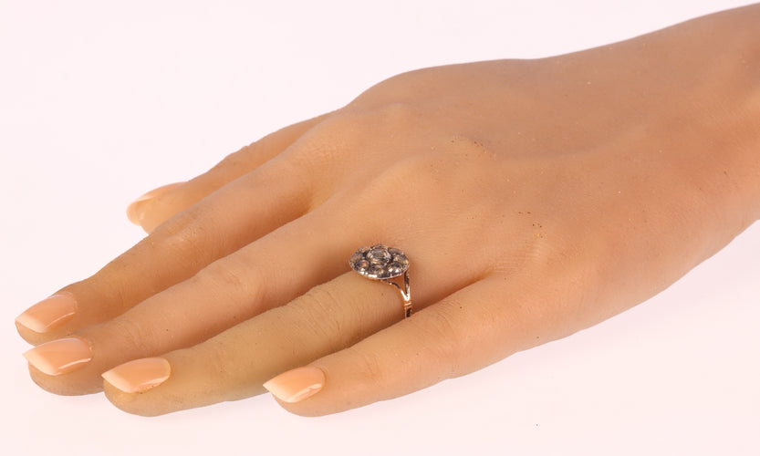 Bague 53 La splendeur du baroque : un regard attentif sur une bague du XVIIe siècle 58 Facettes 21257-0664