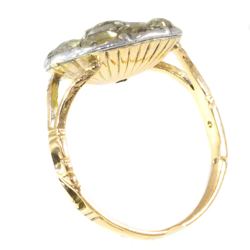 Bague 53 La splendeur du baroque : un regard attentif sur une bague du XVIIe siècle 58 Facettes 21257-0664