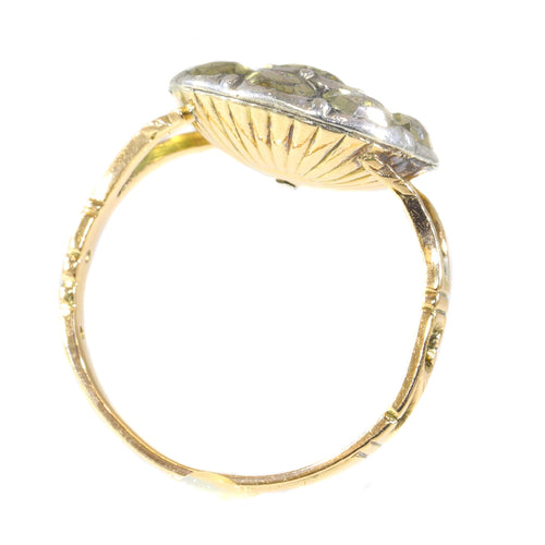 Bague 53 La splendeur du baroque : un regard attentif sur une bague du XVIIe siècle 58 Facettes 21257-0664