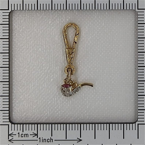 Pendentif Art déco - Pendentif pipe en or jaune 18K, platine, diamants et rubis 58 Facettes 24030-0369