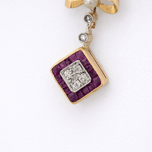 Collier Collier en or jaune 18 carats avec perle, rubis et diamants 58 Facettes 33724