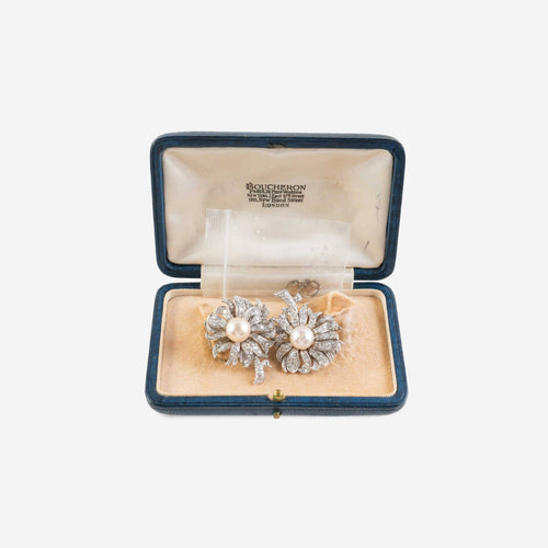 Boucles d'oreilles Boucheron - Boucles d’oreilles fleur en platine, perles et diamants 58 Facettes 22831