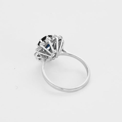 Bague 52.5 Bague marguerite en or blanc 18K, saphir 1,10 ct et diamants 58 Facettes DIE1840