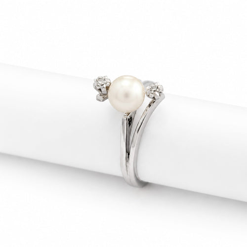 Bague 47 Bague en or blanc avec perle et diamants 58 Facettes 34427