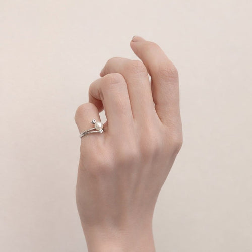 Bague 47 Bague en or blanc avec perle et diamants 58 Facettes 34427