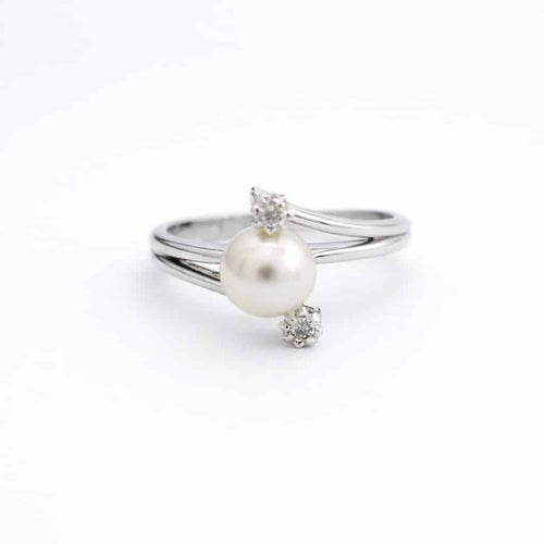 Bague 47 Bague en or blanc avec perle et diamants 58 Facettes 34427
