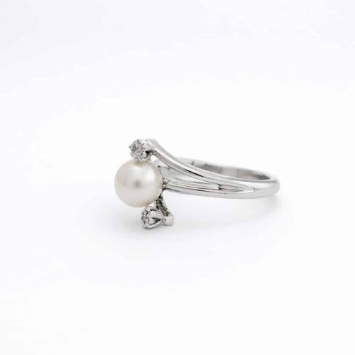 Bague 47 Bague en or blanc avec perle et diamants 58 Facettes 34427