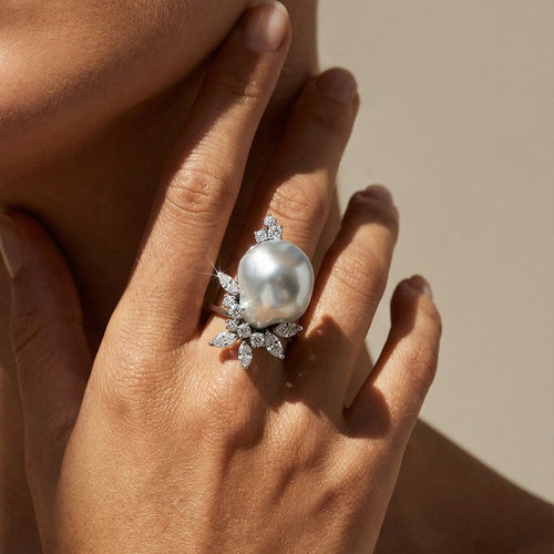 Bague 55.5 Bague en or blanc avec perle baroque et diamants 58 Facettes 1855