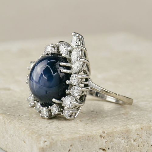Bague 53.5 Bague en or blanc 750 avec saphir étoilé et diamants 58 Facettes 1864